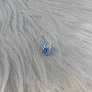 Bijou en résine pour chaussure vague