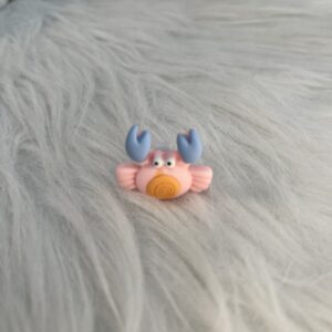 Bijou en résine pour chaussure crabe rose
