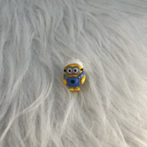 Bijou en résine pour chaussure minion casque
