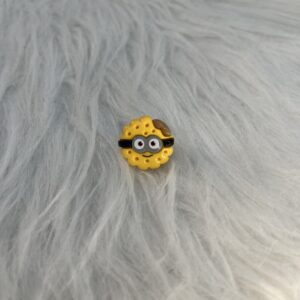 Bijou en résine pour chaussure minion biscuit