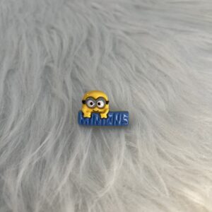 Bijou en résine pour chaussure minion affiche