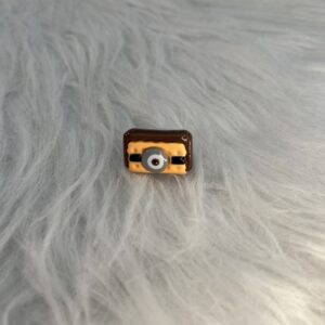Bijou en résine pour chaussure minion chocolat