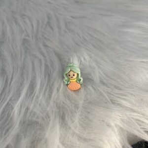 Bijou en résine pour chaussure poupée verte