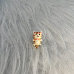 Bijou en résine pour chaussure chat jaune