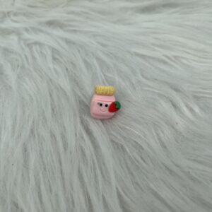 Bijou en résine pour chaussure pot fraise