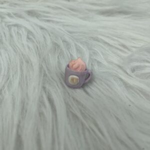 Bijou en résine pour chaussure tasse