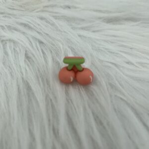 Bijou en résine pour chaussure cerise