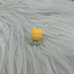 Bijou en résine pour chaussure fleur jaune