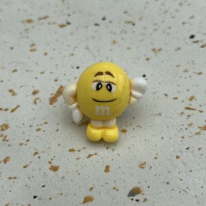 Bijou en résine pour chaussure Monsieur M jaune