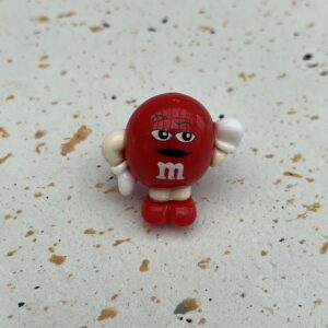 Bijou en résine pour chaussure Monsieur M rouge