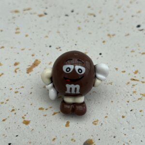 Bijou en résine pour chaussure Monsieur M brun