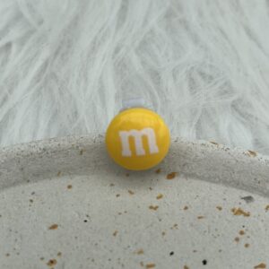 Bijou en résine pour chaussure bonbon jaune